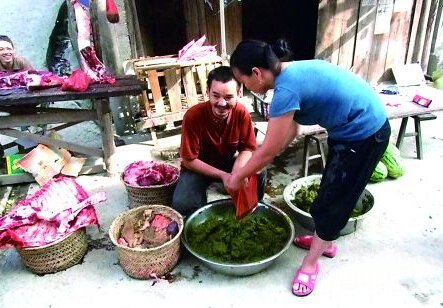 贵州流行重口味牛粪火锅 你敢试试么？