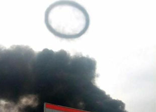 河北玻璃钢工厂起火-喷出巨大烟圈像UFO