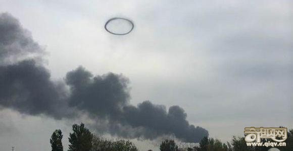 河北玻璃钢工厂起火-喷出巨大烟圈像UFO