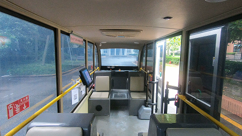 上海交大无人驾驶小巴进校园