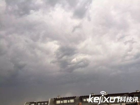 暴雨过后北京上空出现真龙 专家说法不一