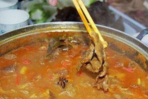 贵州流行重口味牛粪火锅 你敢试试么？