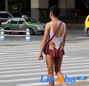 上海街头一男子打扮另类 下身迷你小短裙甚是妩媚_0