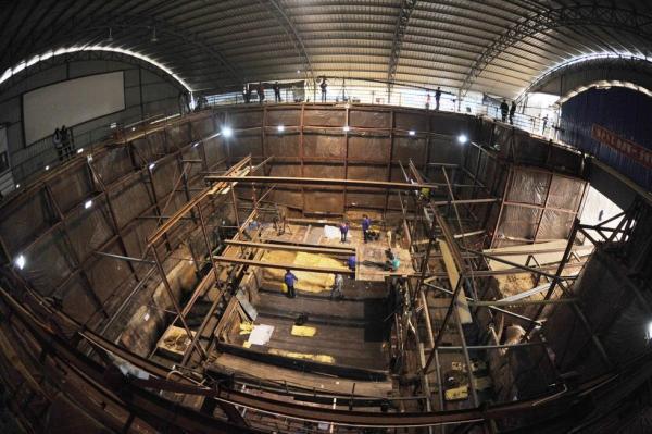 南昌海昏侯墓关键性文物运往北京 包括内棺玉器