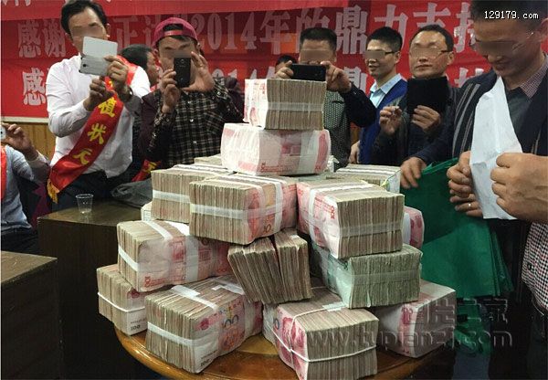 江西80位农民飞海南领288.9万年终奖 种粮状元独得35.9万