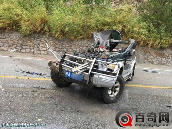 广西水利局员工雨天视察撞车身亡 现场惨不忍睹(组图)