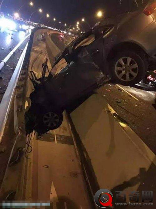 上海一奥迪深夜飞跃高架悬半空 司机死亡(组图)