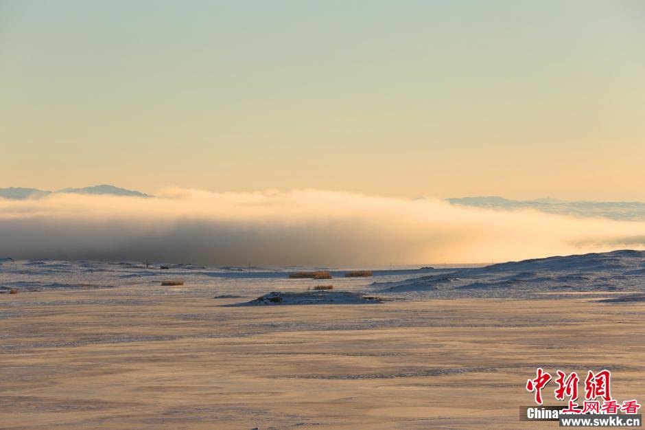 新疆河谷出现罕见云层奇景 图