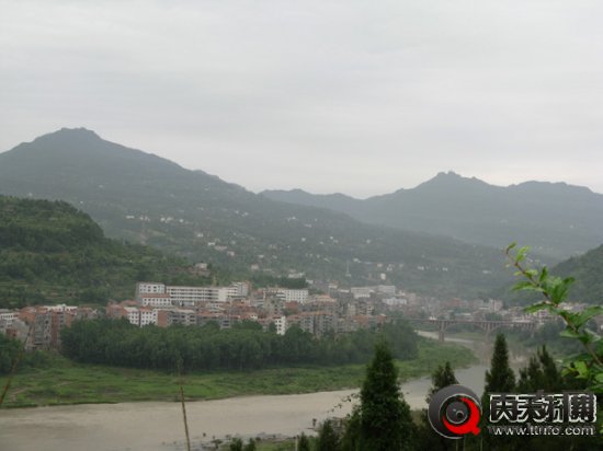 重庆一男子竟“怀孕”30年产下一怪胎