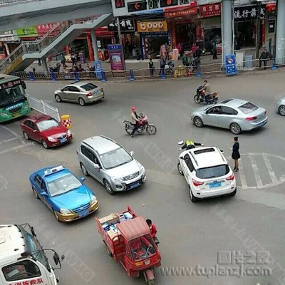 酒驾后辱骂并撞倒交警 四川官员知法犯法