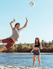 辽宁一老者练就水上漂 能在水面上演奏乐器(图)