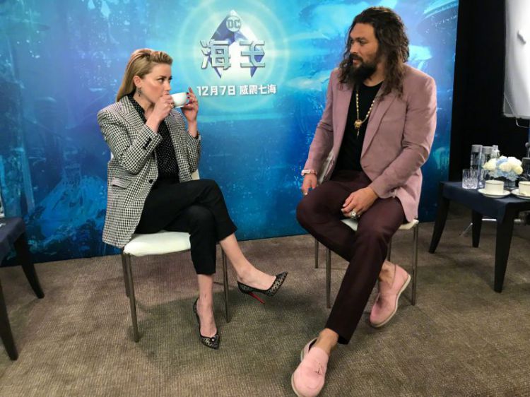 “海王”粉色系靓装空降北京，看到中国字画还追问究竟写了啥