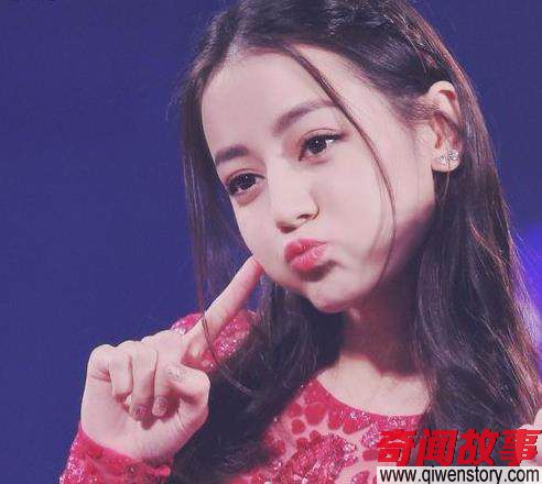 同是新疆女孩，一个风格甜美，一个外表“热辣”！