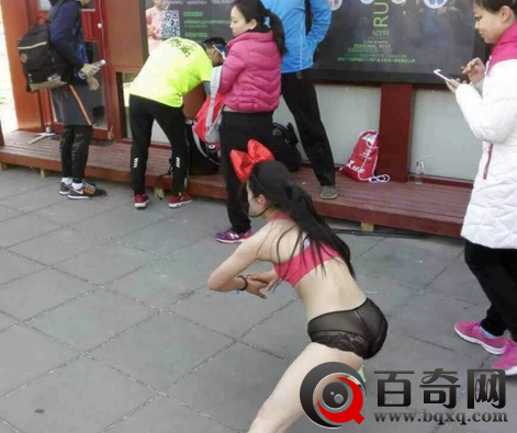 北京光猪跑 美女只穿内衣裸跑