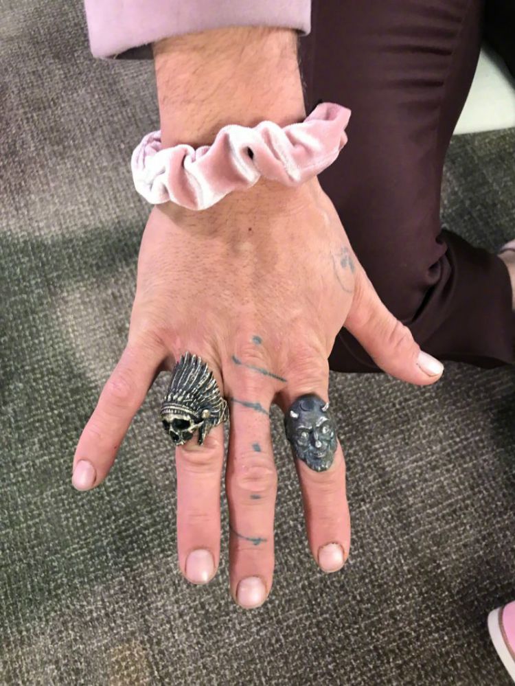 “海王”粉色系靓装空降北京，看到中国字画还追问究竟写了啥