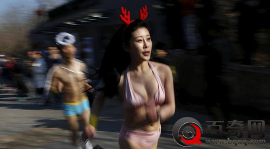 北京光猪跑 美女只穿内衣裸跑