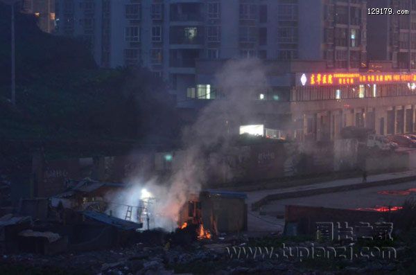 四川达州市民熏腊肉 政府称是空气污染