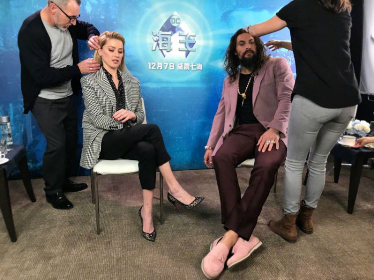 “海王”粉色系靓装空降北京，看到中国字画还追问究竟写了啥