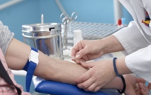 海南八旬阿伯“站飞鱼” 轻松一撑十分钟(组图)