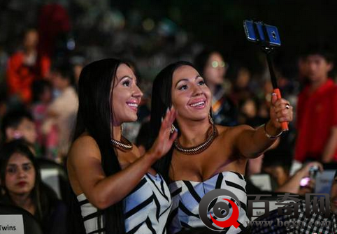 上千对双胞胎齐聚云南 庆祝双胞胎节