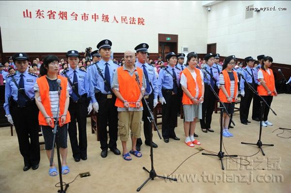 山东招远血案庭审现场 嫌疑人表情严肃