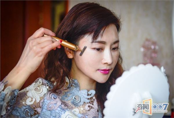 云南50岁大妈冻龄不老，与女儿同出门似姐妹