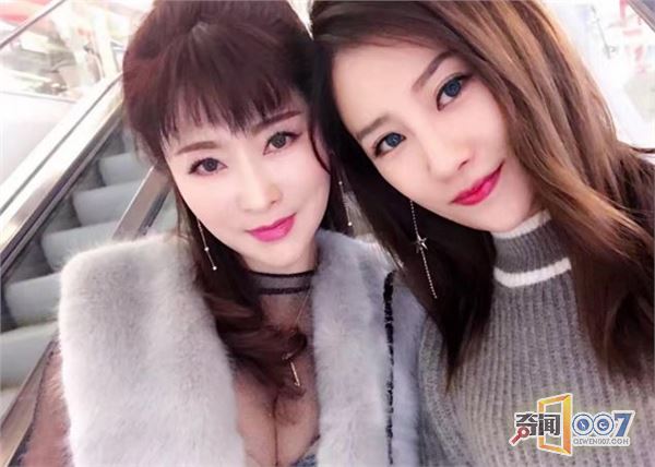 云南50岁大妈冻龄不老，与女儿同出门似姐妹