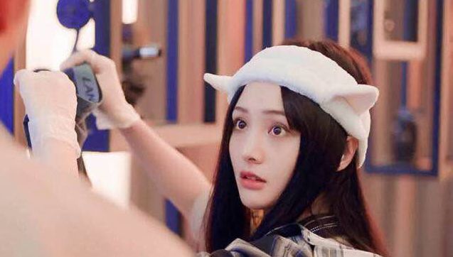 郑爽和妈妈上海看房，素颜现身都这么好看，恋爱后的郑爽变化真大