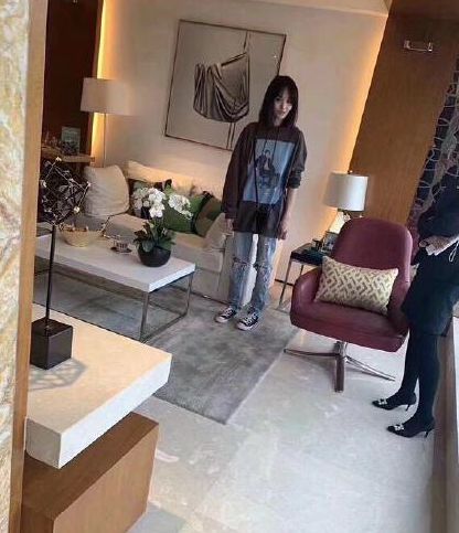 郑爽和妈妈上海看房，素颜现身都这么好看，恋爱后的郑爽变化真大