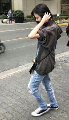 郑爽和妈妈上海看房，素颜现身都这么好看，恋爱后的郑爽变化真大