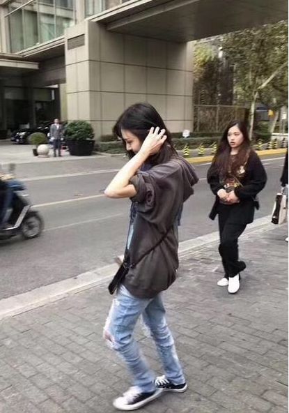 郑爽和妈妈上海看房，素颜现身都这么好看，恋爱后的郑爽变化真大