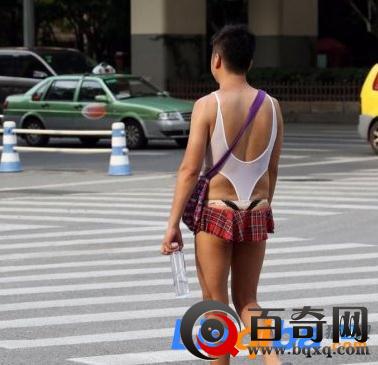 上海街头一男子打扮另类 下身迷你小短裙甚是妩媚