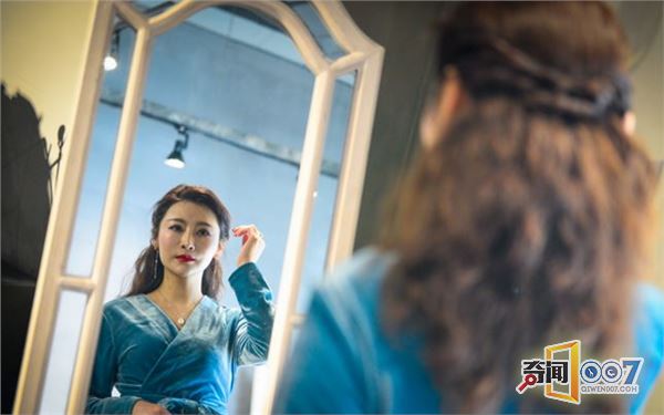 云南50岁大妈冻龄不老，与女儿同出门似姐妹