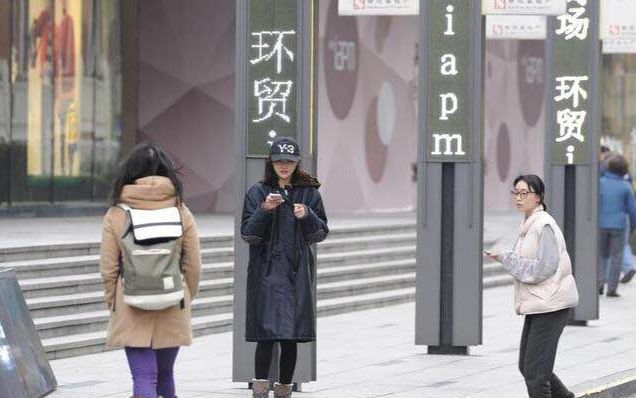 郑爽和妈妈上海看房，素颜现身都这么好看，恋爱后的郑爽变化真大