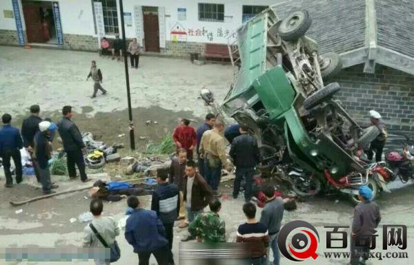 贵州兴义农用车侧翻坠落村活动室 已致14人死亡(现场惨烈组图)