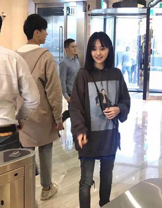 郑爽和妈妈上海看房，素颜现身都这么好看，恋爱后的郑爽变化真大