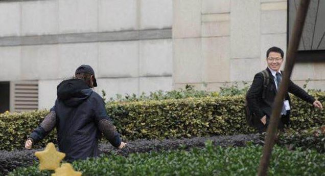 郑爽和妈妈上海看房，素颜现身都这么好看，恋爱后的郑爽变化真大