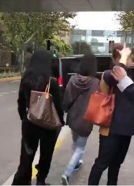 郑爽和妈妈上海看房，素颜现身都这么好看，恋爱后的郑爽变化真大