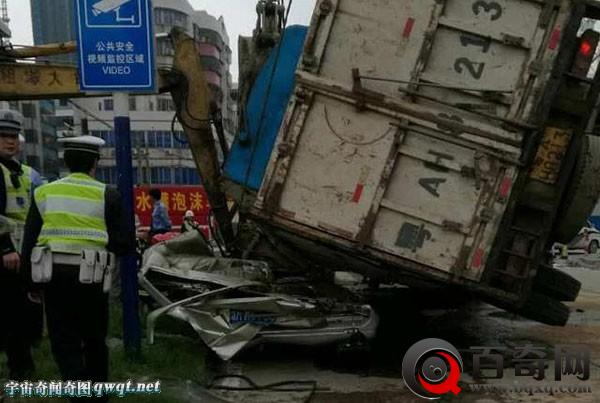 广东佛山面包车被压扁成这样 司机竟然没事(组图