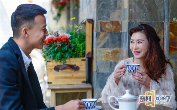 云南50岁大妈冻龄不老，与女儿同出门似姐妹