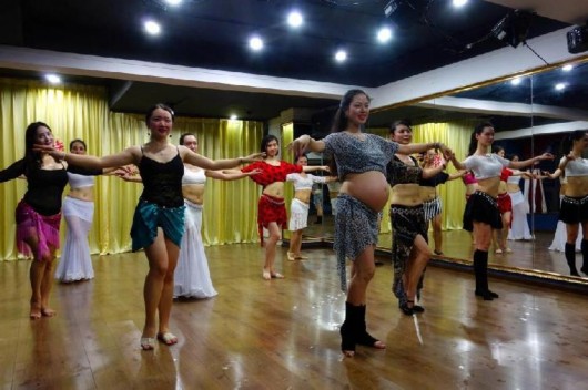 重庆一位准妈妈怀孕8个月跳肚皮舞：不跳会抑郁