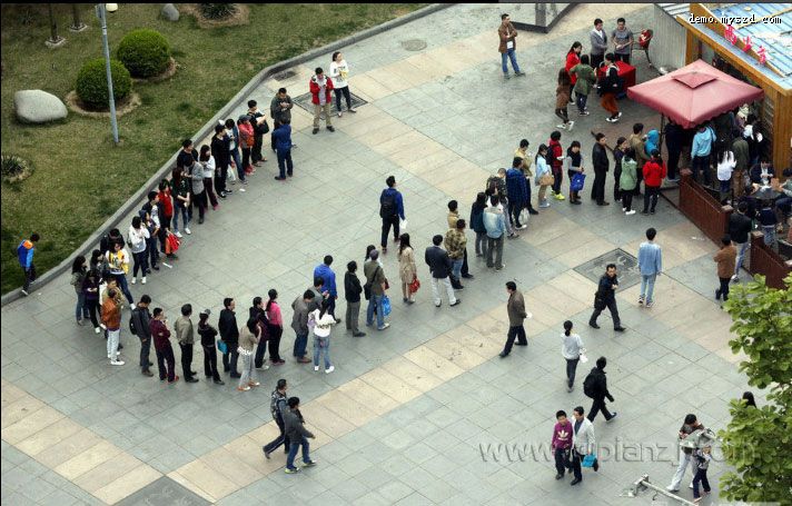 大学生北京卖肉夹馍日入万元 顾客太多常忙到半夜