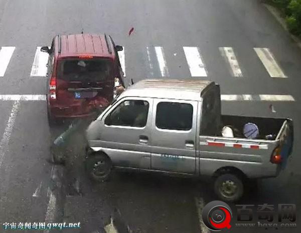 监控记录河北车祸瞬间惊魂一幕-头撞破前风挡(组图)