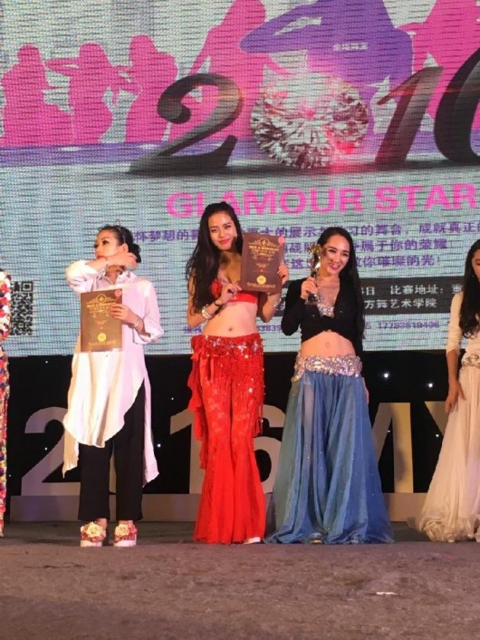 重庆一位准妈妈怀孕8个月跳肚皮舞：不跳会抑郁