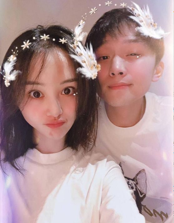 郑爽和妈妈上海看房，素颜现身都这么好看，恋爱后的郑爽变化真大