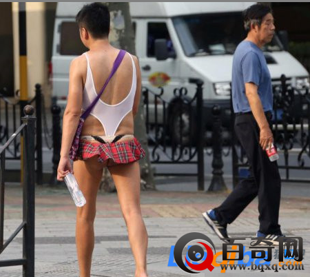 上海街头一男子打扮另类 下身迷你小短裙甚是妩媚
