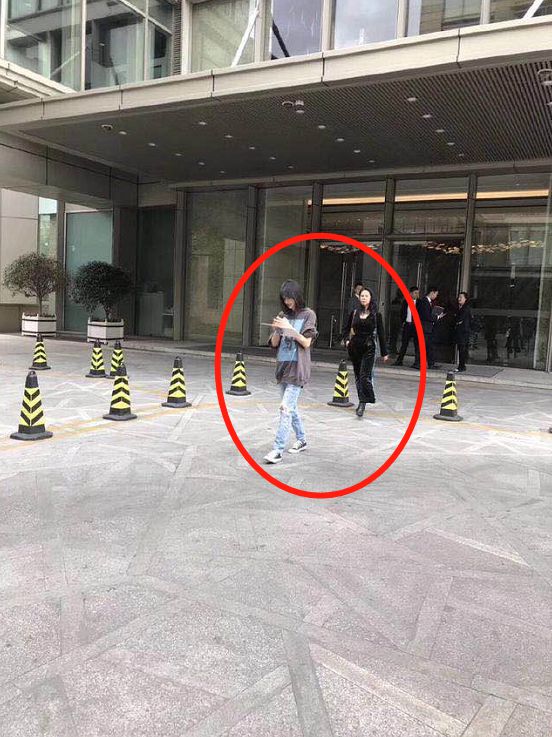 郑爽和妈妈上海看房，素颜现身都这么好看，恋爱后的郑爽变化真大