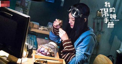 郑爽和妈妈上海看房，素颜现身都这么好看，恋爱后的郑爽变化真大