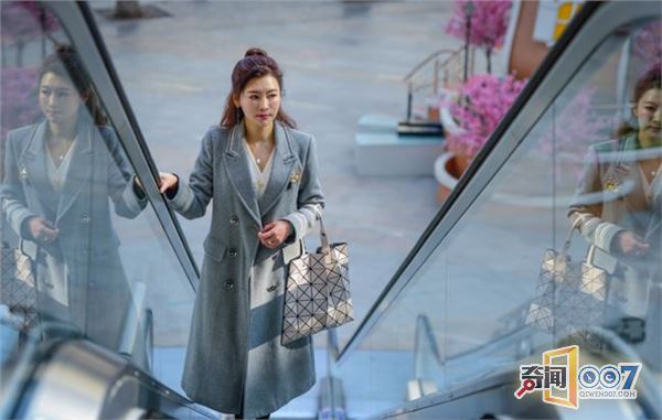 云南50岁大妈冻龄不老，与女儿同出门似姐妹