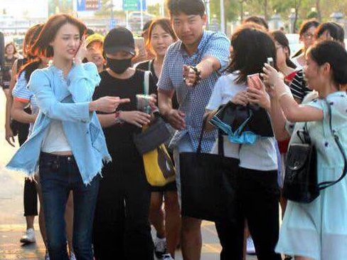 郑爽和妈妈上海看房，素颜现身都这么好看，恋爱后的郑爽变化真大